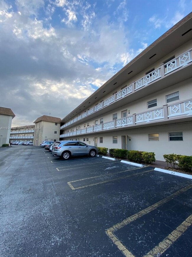 Building Photo - 5181 W Oakland Park Blvd