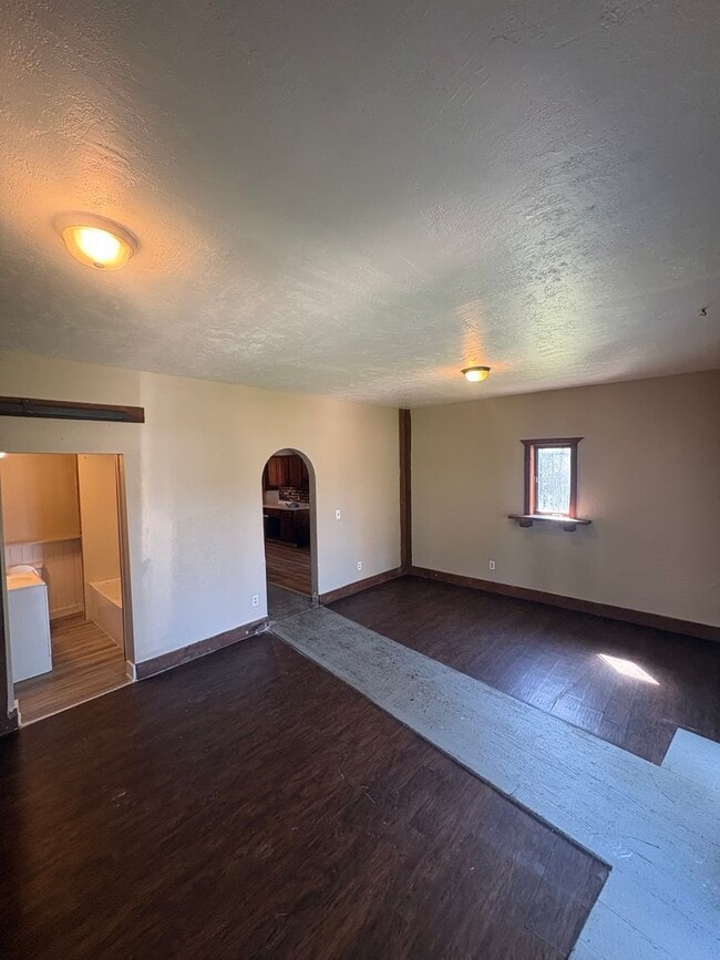 Building Photo - 2 Bedroom 2 bath home with outdoor space - MOVE IN SPECIAL 50% off first month's rent