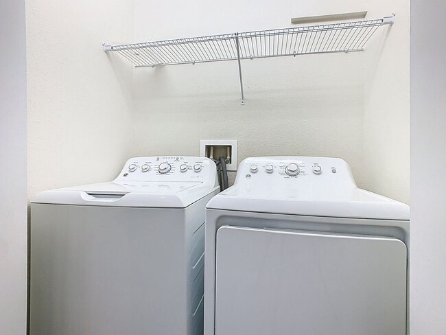 Building Photo - Two Story townhome in Storey Lake  community