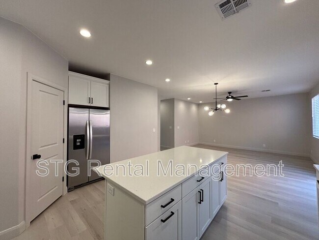 Building Photo - 840 Twin Lakes Dr