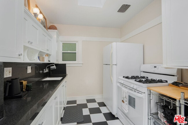 Building Photo - 431 Linnie Canal