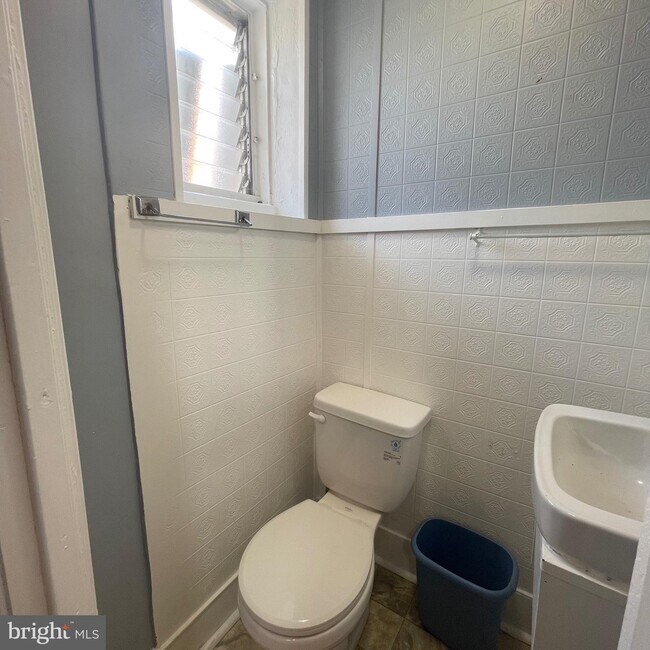 Building Photo - 709 S 59th St