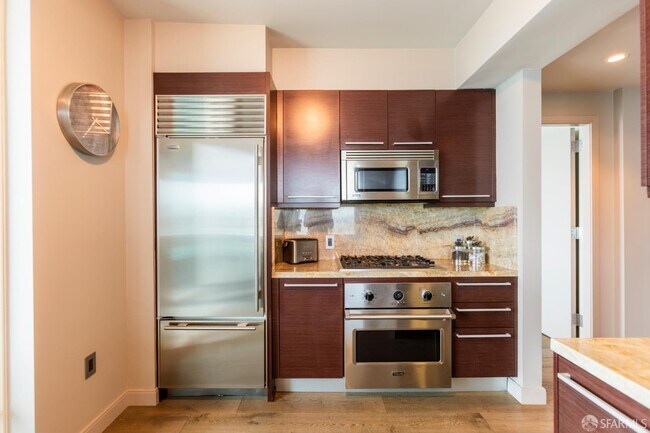 Building Photo - 425 1st St