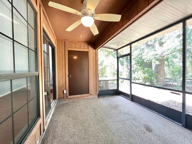 Building Photo - Updated 3 Bedroom, 3 Bathroom Townhome in ...