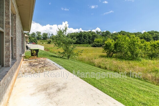 Building Photo - 127 Van Gilder Way