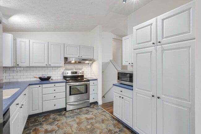 Building Photo - 2543 Stonington Ave