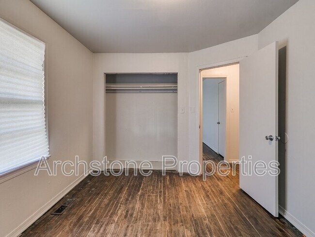 Building Photo - 937 N Locust Ln
