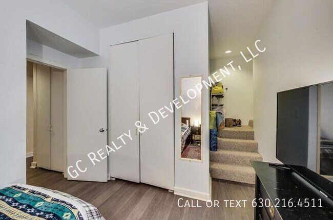 Building Photo - 1423 W Oakdale-Unit G