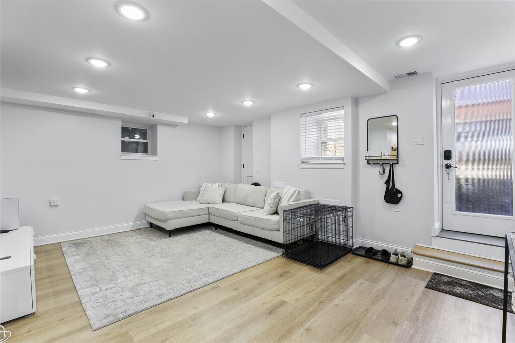 Building Photo - 520 N Ada St