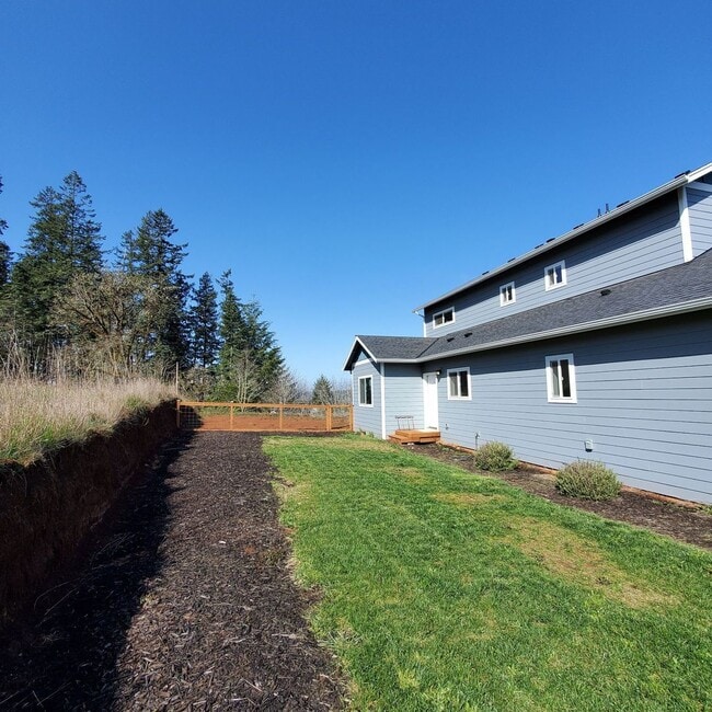 Building Photo - Dog friendly Lakeview 3 Bed: 2Bath w/2 Car...