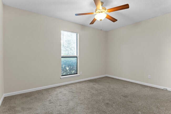 Building Photo - 219 Brooks Dr