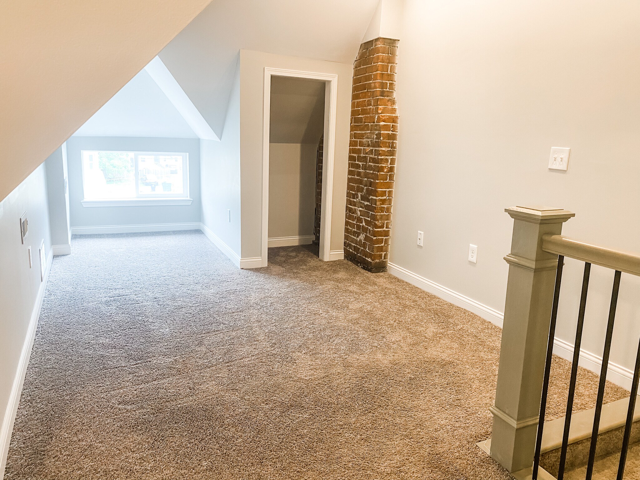 Loft/3rd bedroom - 215 Avondale Ave