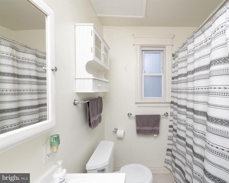 Building Photo - 10 E Linden Ave