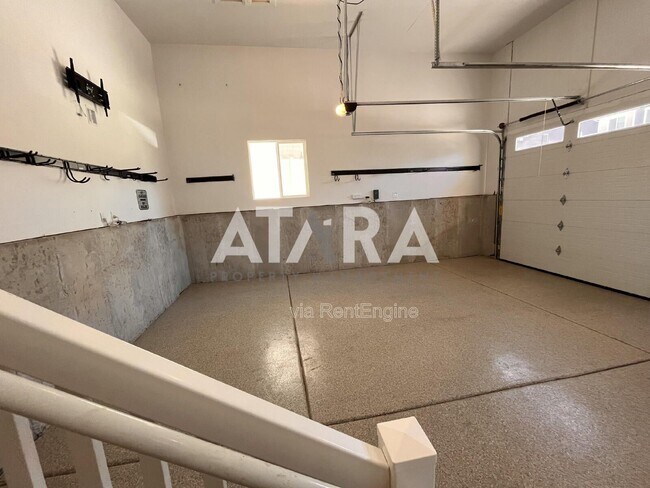 Building Photo - 909 Sagehill Dr