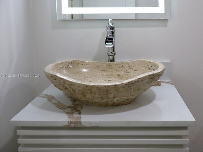 Building Photo - 18181 NE 31st Ct