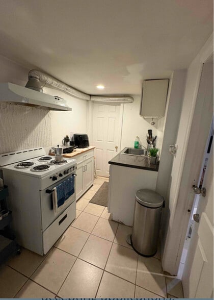 Building Photo - 779 Lake St