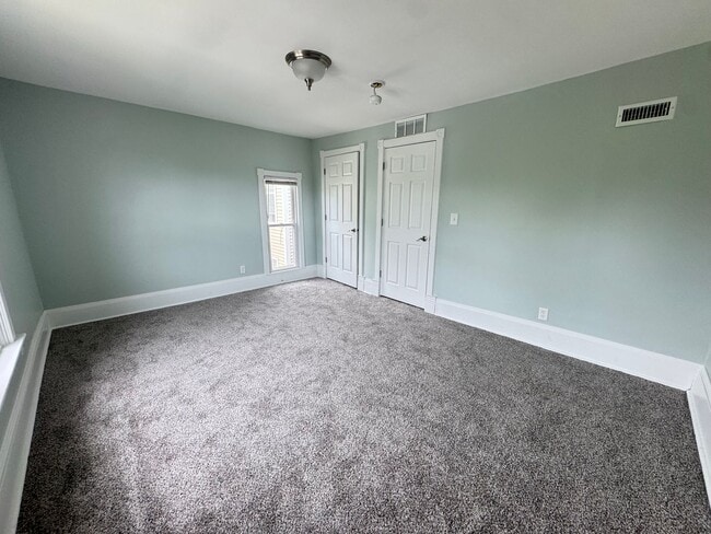 Building Photo - Large 4 bedroom home!