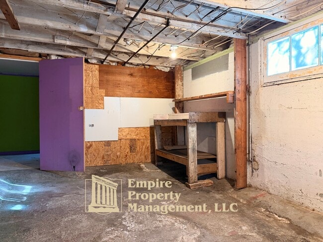 Building Photo - 537 NE Winchester St