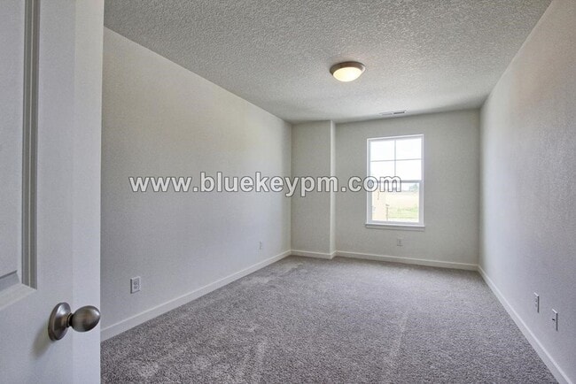 Building Photo - 3 Bed, 2.5 Bath Home in Ridgefield's  McCormick Creek Subdivision