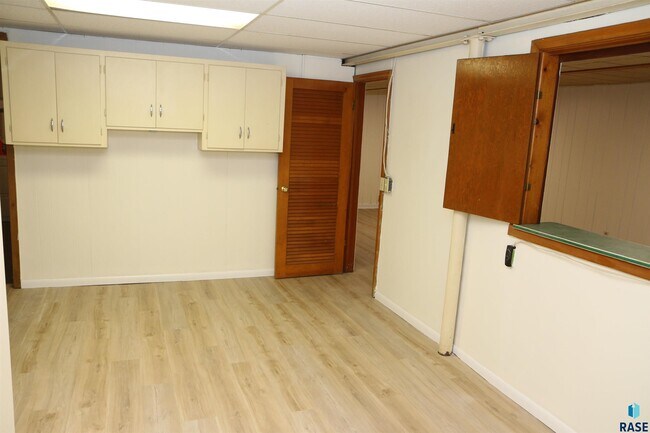 Building Photo - 1905 S Western Ave