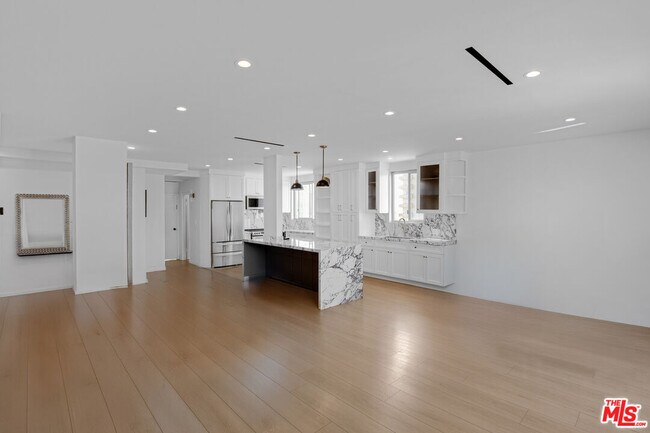 Building Photo - 100 S Doheny Dr