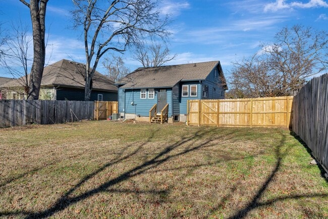 Building Photo - Charming Bungalow with 1 Bedroom Plus Office, Fenced Yard and Pet Friendly in East Nashville
