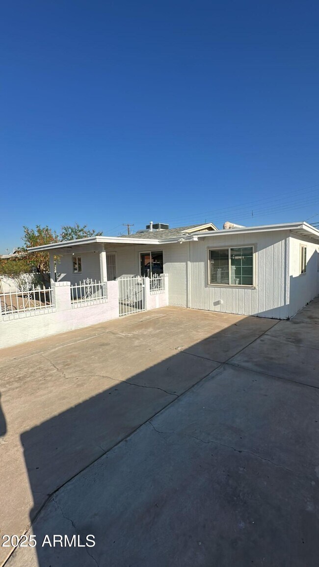 Primary Photo - 3622 W Sunland Ave