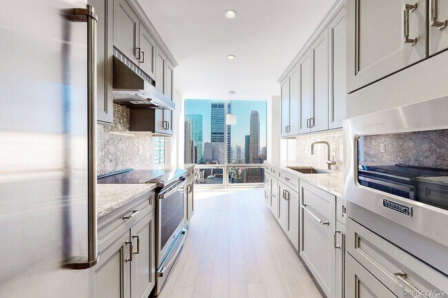 Building Photo - 641 5th Ave