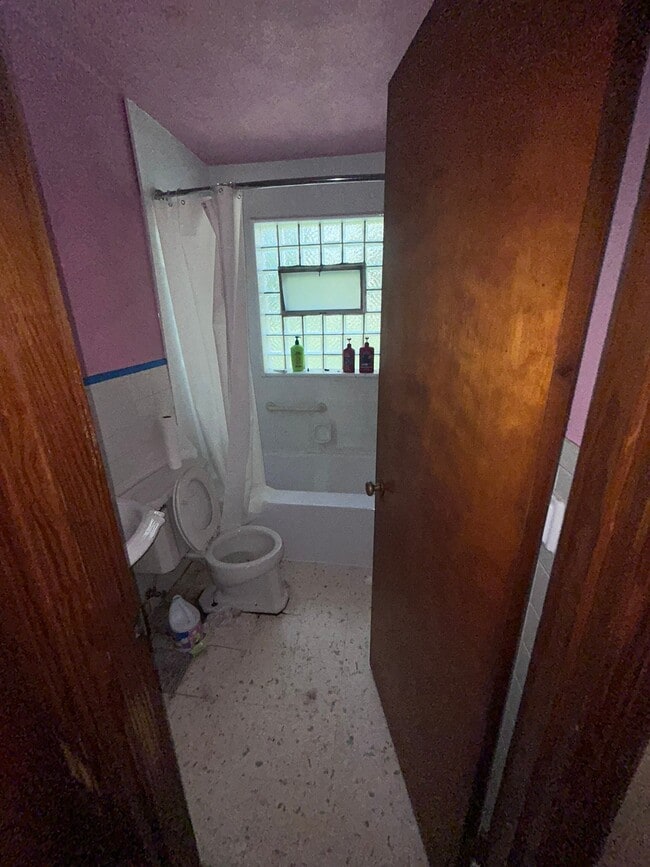 Building Photo - 5556 Floy Ave