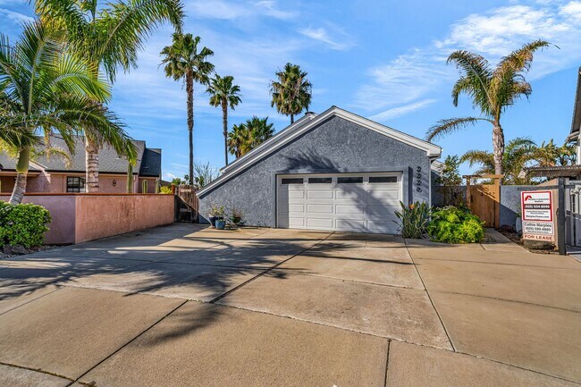 Building Photo - INCREDIBLE LOCATION... END OF CUL DE SAC WITH OVER 100 FEET ON WATER... MARVELOUS DOCK AND DECK W...