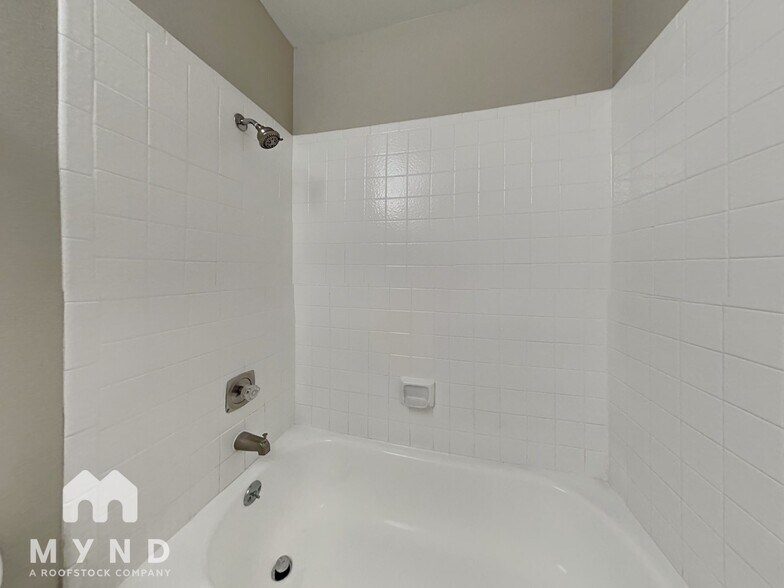 Building Photo - 433 Longtree Ave
