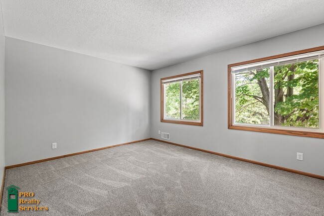 Building Photo - 4 Bedroom Home in Burnsville
