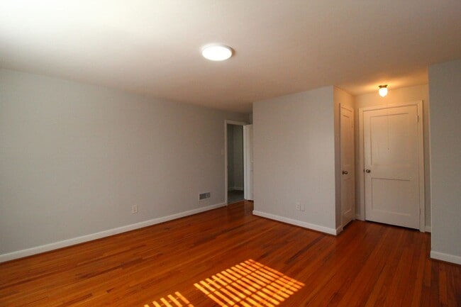 Building Photo - March FREE On This 2 Bedroom 2 Bath Duplex In The Waldo Area