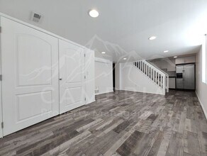 Building Photo - Charming Basement Apartment in Murray