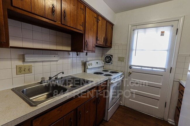 Building Photo - 2843 Ravenswood Dr