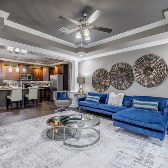 Large Living Room - River Pointe North