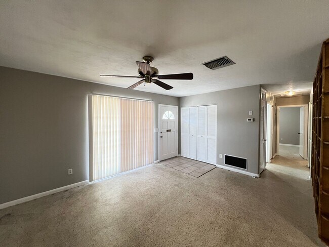 Building Photo - Charming Deltona Lakes Home!