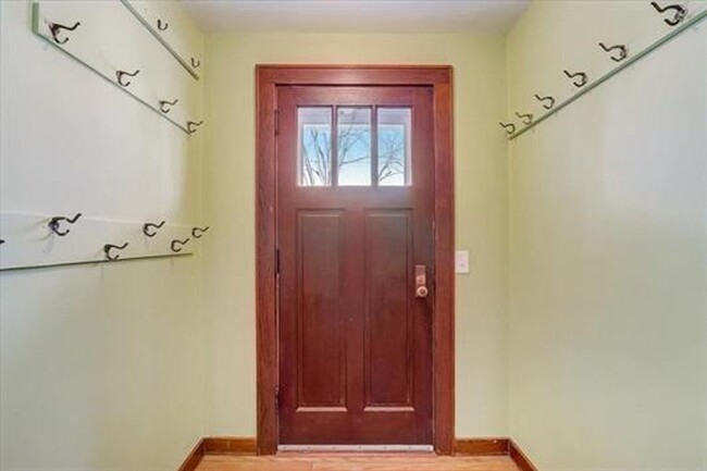 Building Photo - Charming 3-Bedroom Home For Lease As Early...