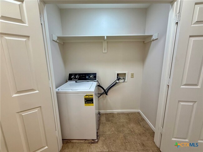 Building Photo - 210 Stone Gate Dr