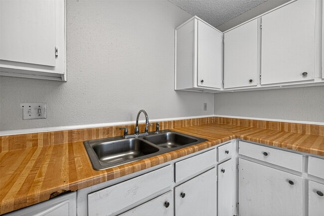 Building Photo - 7407 Alegria Dr