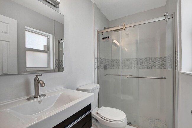 Building Photo - 9632 Saddlebrook Dr