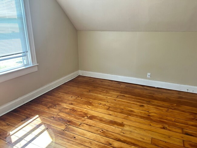 Building Photo - Section 8 Approved! - Great 3 Bedroom - 1 ...