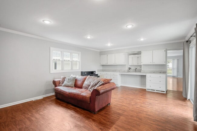 Building Photo - 4914 Lunt Ave