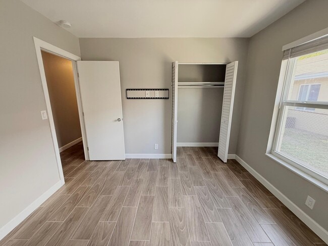 Building Photo - 1001 W 9th St