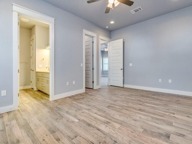 Building Photo - 103 E Walter Ave