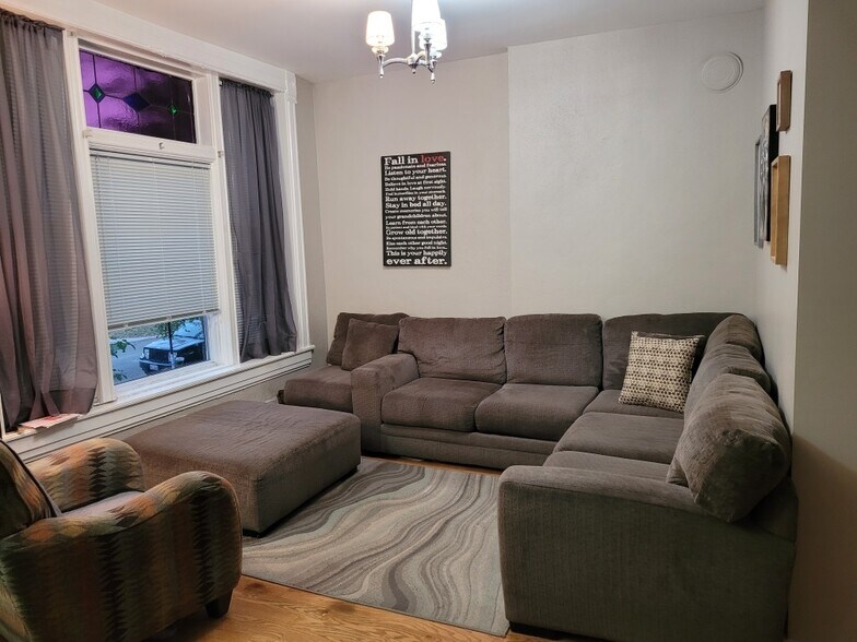 living room - 1615 W Barry Ave
