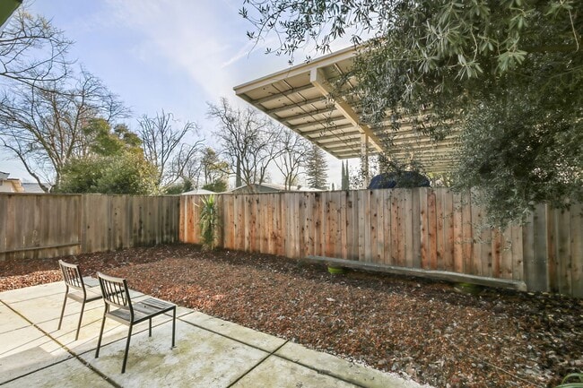 Building Photo - 2 Bedroom 2 Bedroom Home in East Davis with solar