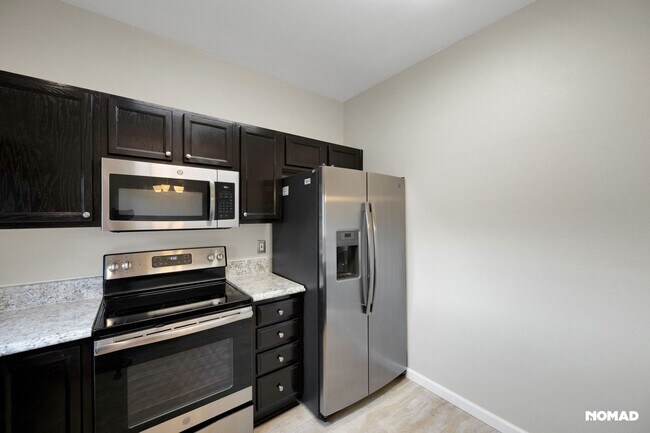 Building Photo - Spacious Townhome in Aurora
