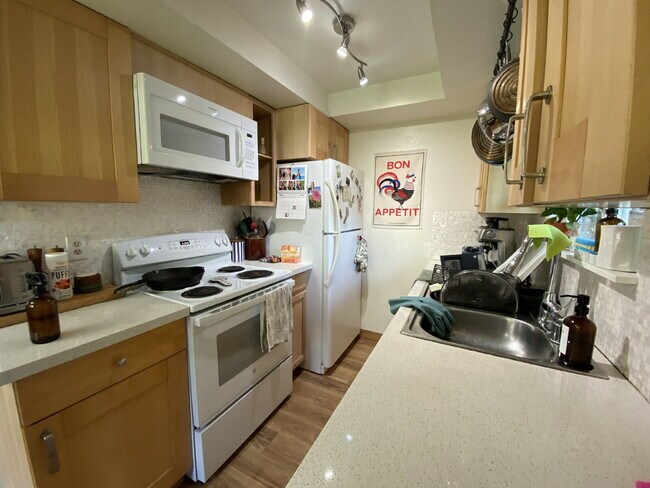 Building Photo - Spacious 2-Bedroom Townhome in Fairhaven with Spacious Fenced Yard