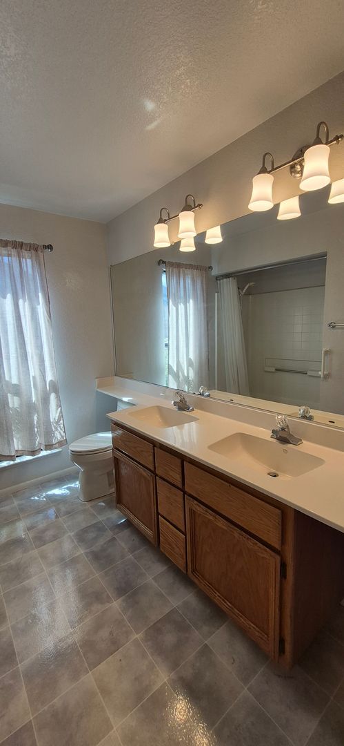 Building Photo - 642 Silvertop Way